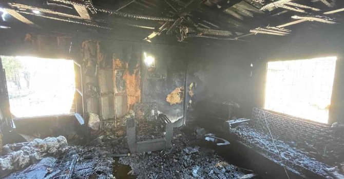 Tarsus’ta çıkan yangında ev kül oldu