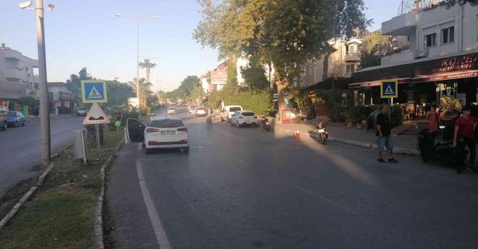 Yayalara yol vermek için duran otomobilin altına girdi