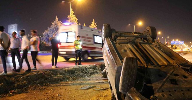 Hafif ticari araç takla attı: 2 yaralı