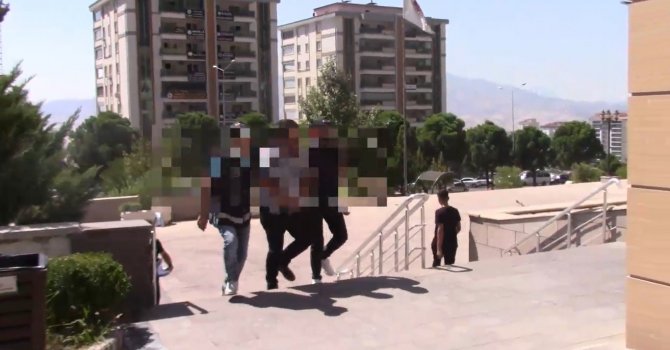 Bankayı dolandıramadan yakalandılar