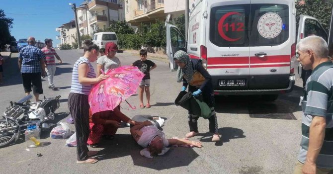 Kazada yaralanan kadına şemsiyeli koruma