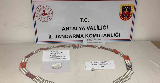 Otobüsteki yolcunun üzerinden farklı renklerde 262 adet uyuşturucu hap çıktı