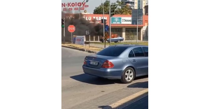 Sürücü sigara içerken otomobili de kendini de yaktı