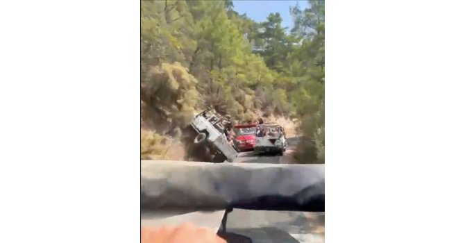 Antalya’da turistleri taşıyan cip safari aracı devrildi