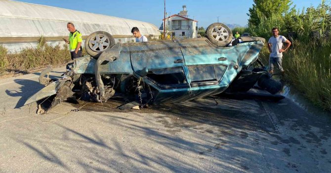 Otomobil sulama kanalına çarpıp yan yattı, 3 kişi yaralandı