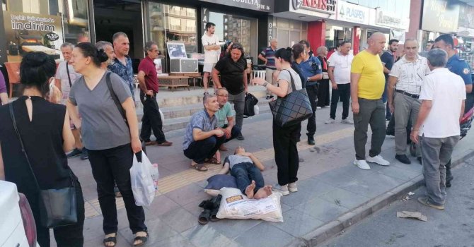 Otomobilin çarptığı oğlunun başından bir an olsun ayrılmadı