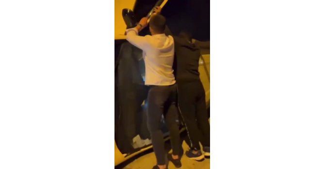 Kaza yapıp yan yatan araçtan telefonla konuşarak çıktı