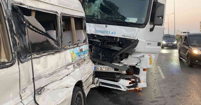 Tırla yolcu minibüsü çarpıştı, kaza ucuz atlatıldı