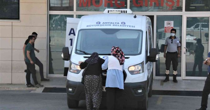 Oğlunun acısına dayanamayıp cenaze aracını öpen anne yürekleri dağladı