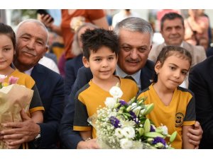 Antalya’da 485 bin öğrenci, 35 bin öğretmen için ders zili çaldı