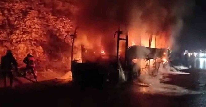 Yolcu otobüsü alev alev yandı, 18 yolcu son anda kurtuldu