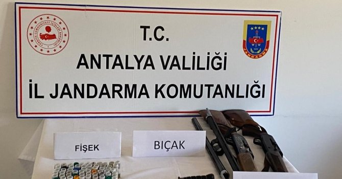 Kontrol noktasında durdurulan araçtan ruhsatsız av tüfeği ve kasatura çıktı