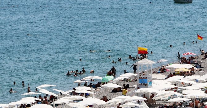 Konyaaltı Sahili’nde güvenle denize girilebilir