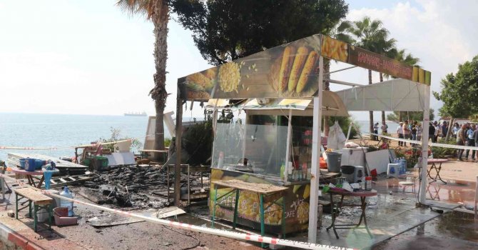 Yıkım kararı verilen büfe yandı