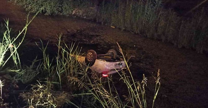 Otomobil su kanalına devrildi: 1 ölü