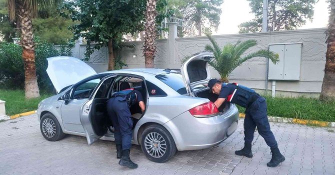 Otomobil içinde uyuşturucu madde kullanan 5 kişi yakalandı