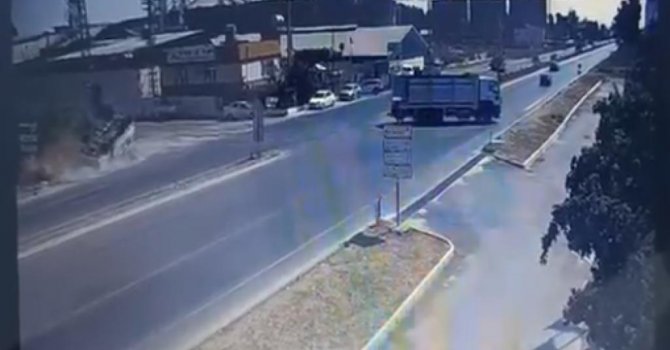 Biber yüklü kamyonetin kaza yapması anbean görüntülendi