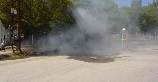 Hareket halindeki otomobil yandı