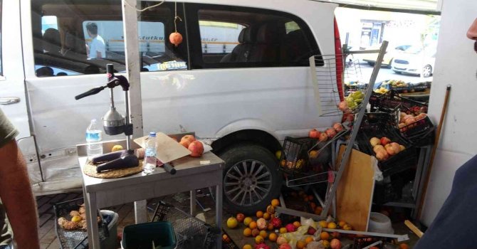 Kazaya karışan panelvan manav tezgahına daldı, 3 kişi ölümden kıl payı kurtuldu