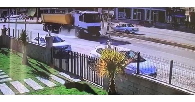 Kamyonun otomobile çarptığı kaza kamerada