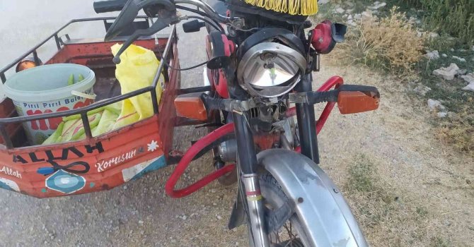 Sepetli motosiklet römorka çarptı: 2 yaralı