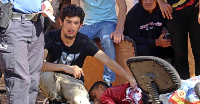 Bardağın üzerine düşen genç ağır yaralandı, ağabeyi başından ayrılmadı, arkadaşı kulaklıkla müzik dinledi