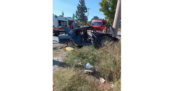 İki otomobil kafa kafaya çarpıştı, 6 kişi yaralandı