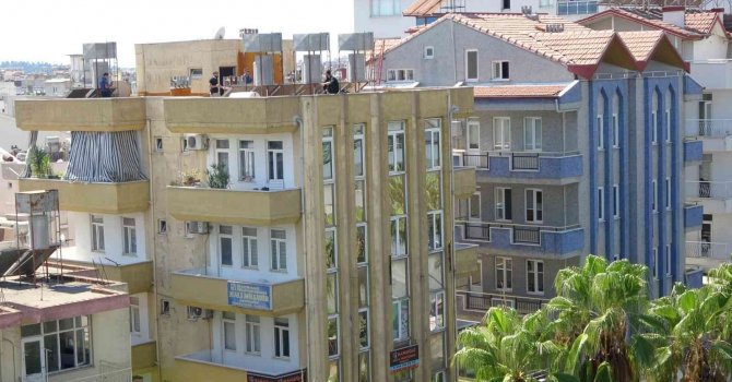 5 katlı apartmanın çatısına çıkan genç, yürekleri ağza getirdi