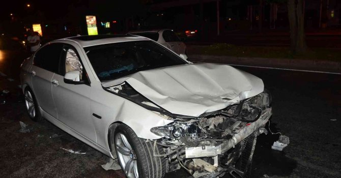 Sürücünün kontrolünden çıkan araç, 2 araca çarparak durabildi