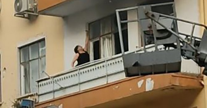 Sinir krizi geçiren kadın evinin balkonunu yaktı, camları kırıp eline ne geçtiyse sokağa fırlattı