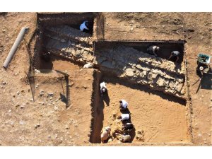 Antik kentte heyecanlandıran keşif: Sütunlu cadde beklerken biri amforada 4 bireyin iskeleti ortaya çıktı
