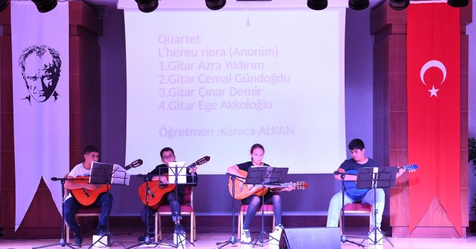 Yaz okulu öğrencilerinden müzik dinletisi