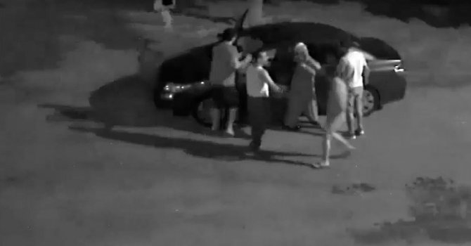 Antalya’da aracını park etmeye çalışan adama komşu dayağı