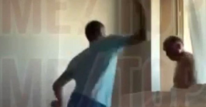 Rus genç, babasını çekiçle öldürdüğü o anları kayıt altına almış