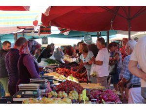 Alanya’da yaşayan yerleşik ve tatilci yabancılar alışverişte semt pazarını tercih ediyor