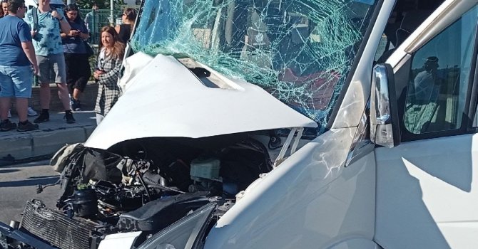 Tur minibüsü ile kamyonetin karıştığı kazada 2 kişi yaralandı