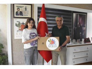 Başkan Topaloğlu’ndan başarılı öğrencilere bilgisayar ve telefon hediyesi