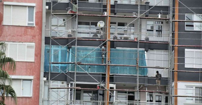 İnşaat işçilerinin 15 katlı binada güvenlik önlemi olmadan çalışmaları yürekleri ağza getirdi