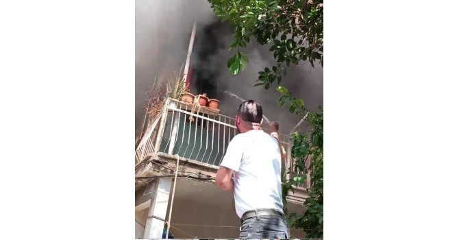 Yanan evi hortumla söndürmeye çalıştı
