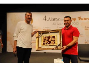 Eski Milli Eğitim Bakanı Ziya Selçuk, her yaştan okurla buluştu