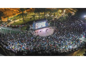 Stat değil amfi tiyatro... Binlerce taraftar dev ekranda maç heyecanı yaşadı