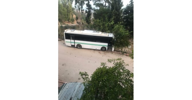 El freni çekilmeyen toplu taşıma aracı mezarlığa girdi