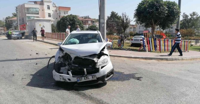 Yaralamalı trafik kazasına karışan otomobil, çocuk parkına daldı