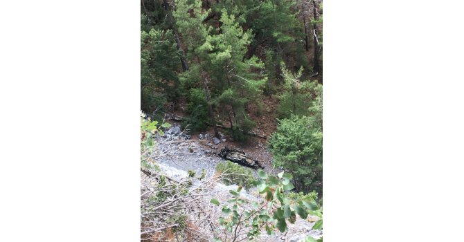 Uçuruma yuvarlanan araçtan atlayarak kurtuldu, eşi hayatını kaybetti