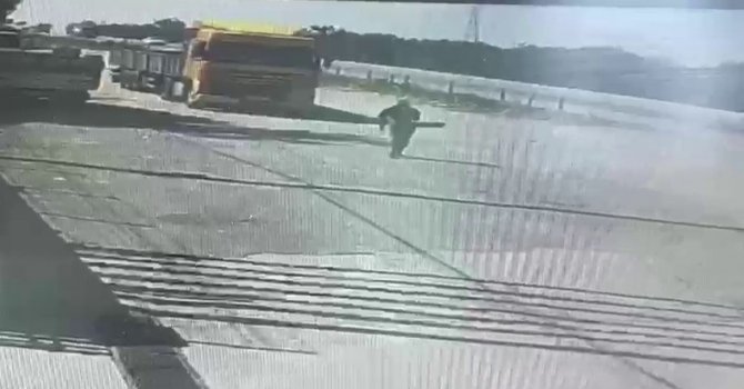 Park ettiği tırın freni boşaldı, altında kalarak öldü