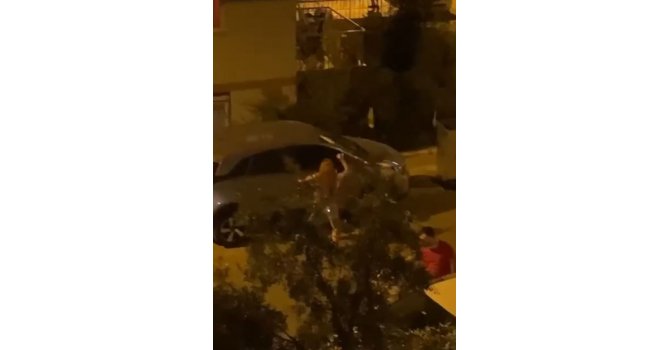 Genç kadın çılgına döndü, taşla otomobile saldırdı