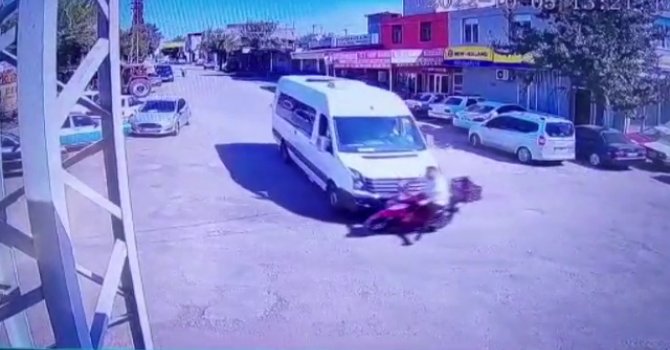 Minibüsün motosikletliye çarptığı an kamerada