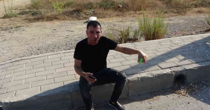 Kaldırıma çıkıp direğe çarpan otomobilin sürücüsü yaralandı