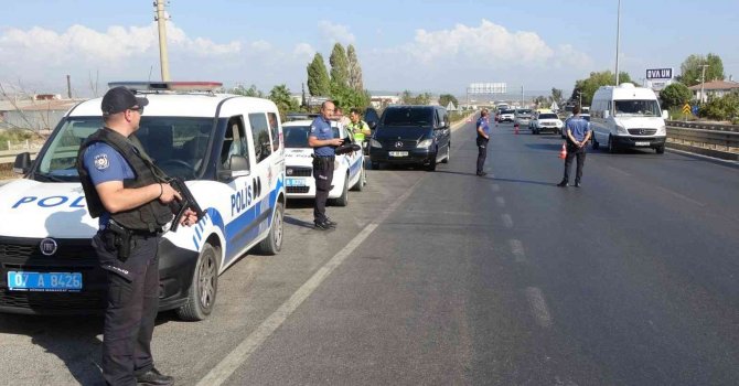 Turist taşıyan korsan minibüs, polis uygulamasına takıldı