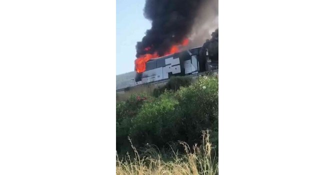 Hatay’da seyir halindeki işçi servisi alev alev yandı